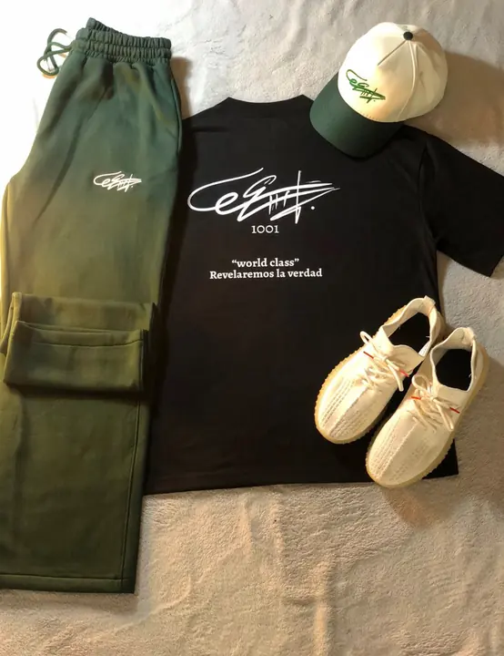 Camiseta 1001 World Class negra con sudadera degradé verde, gorra crema y verde y tenis blancos