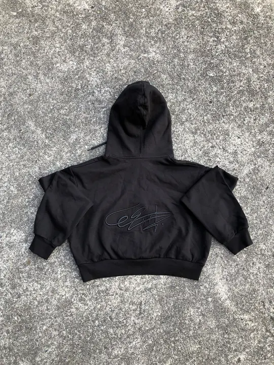 Espalda del crop hoodie negro con la firma de Eros tono sobre tono