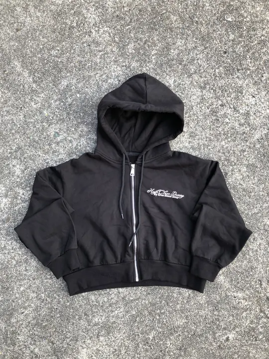 Crop Hoodie High Class negro de mujer, con cremallera, sobre concreto