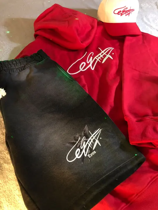 Pantaloneta Signature negra deslavada con la firma blanca, sobre el hoodie rojo